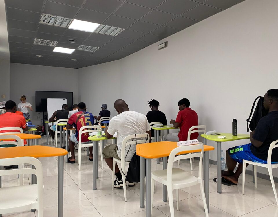 I richiedenti asilo durante il corso di alfabetizzazione