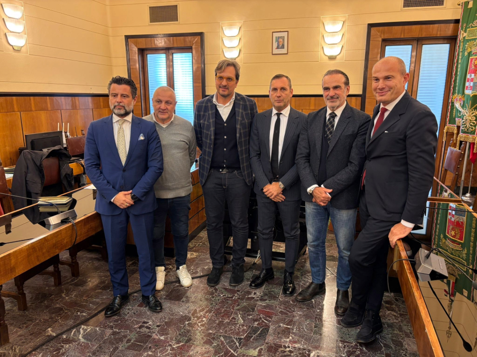 Lo scatto dopo la firma della lettera d'intenti per la creazione di una Zona di innovazione e sviluppo della Lombardia orientale