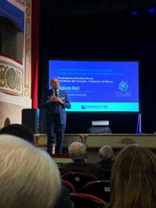 Giuliano Noci, Direttore dell'Hub della Conoscenza, dialoga con i sindaci di Cremona e Mantova sul tema della collaborazione intercomunale del territorio
