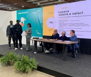 L'immagine rappresenta due giovani richiedenti asilo che sono stati intervistati durante l'incontro Lavoro, valori e valore, organizzato dal Giornale di Brescia e dall'Hub della Conoscenza, giovedì 6 novembre, nell'ambito della Fiera Domani Lavoro.