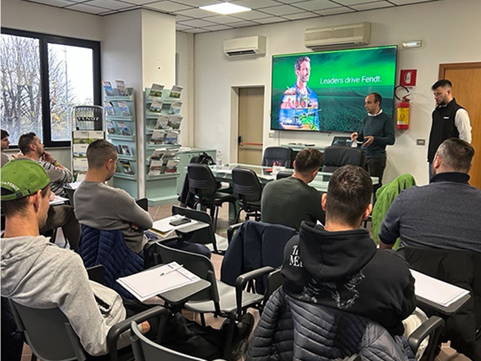 Il corso dedicato ai trattoristi che si è svolto a Leno, presso la sede di Cominelli SRL