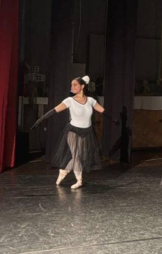 La fotografia rappresenta Rachele, la studentessa ballerina di cui si parla all'interno dell'articolo