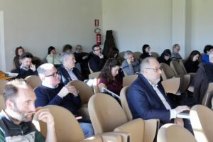 L'immagine raffigura il pubblico presente all'incontro del 13 febbraio