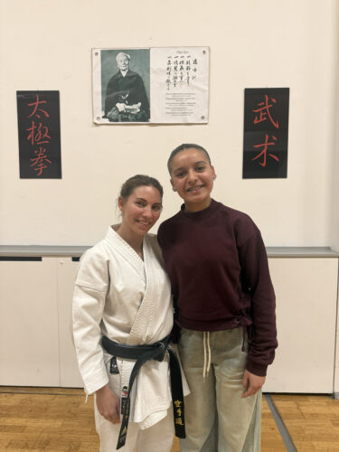 L'immagine raffigura Giulia Gabrieli, campionessa europea di Karate e Hiba Lebardi, studentesse della redazione young voices dell'Hub della Conoscenza 