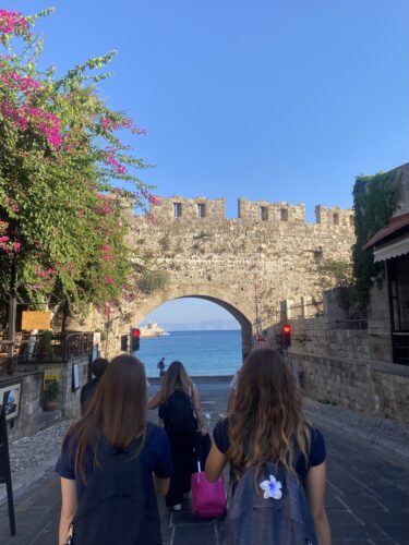 L'immagine rappresenta delle ragazze e un paesaggio