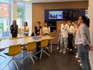 Studenti e studentesse partecipano al corso di giornalismo presso il Giornale di Brescia 