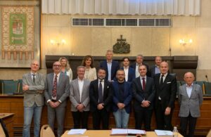 Provincia di Brescia, rappresentanti del mondo scolastico, Hub della Conoscenza e TPL Brescia durante la firma per l'accordo del Protocollo d'Intesa, finalizzato all'introduzione della settimana corta scolastica 